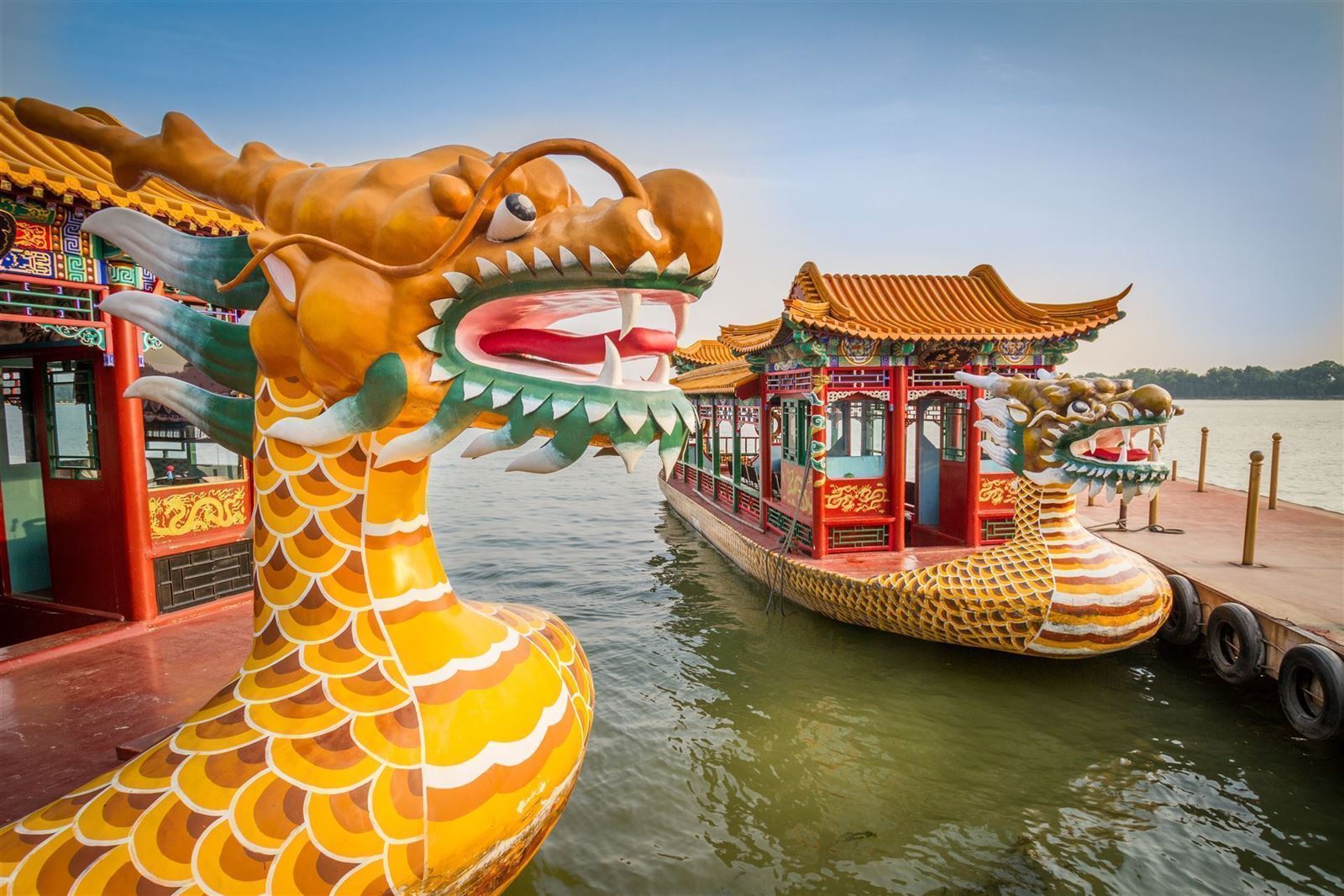 Kunming See mit Drachenboot